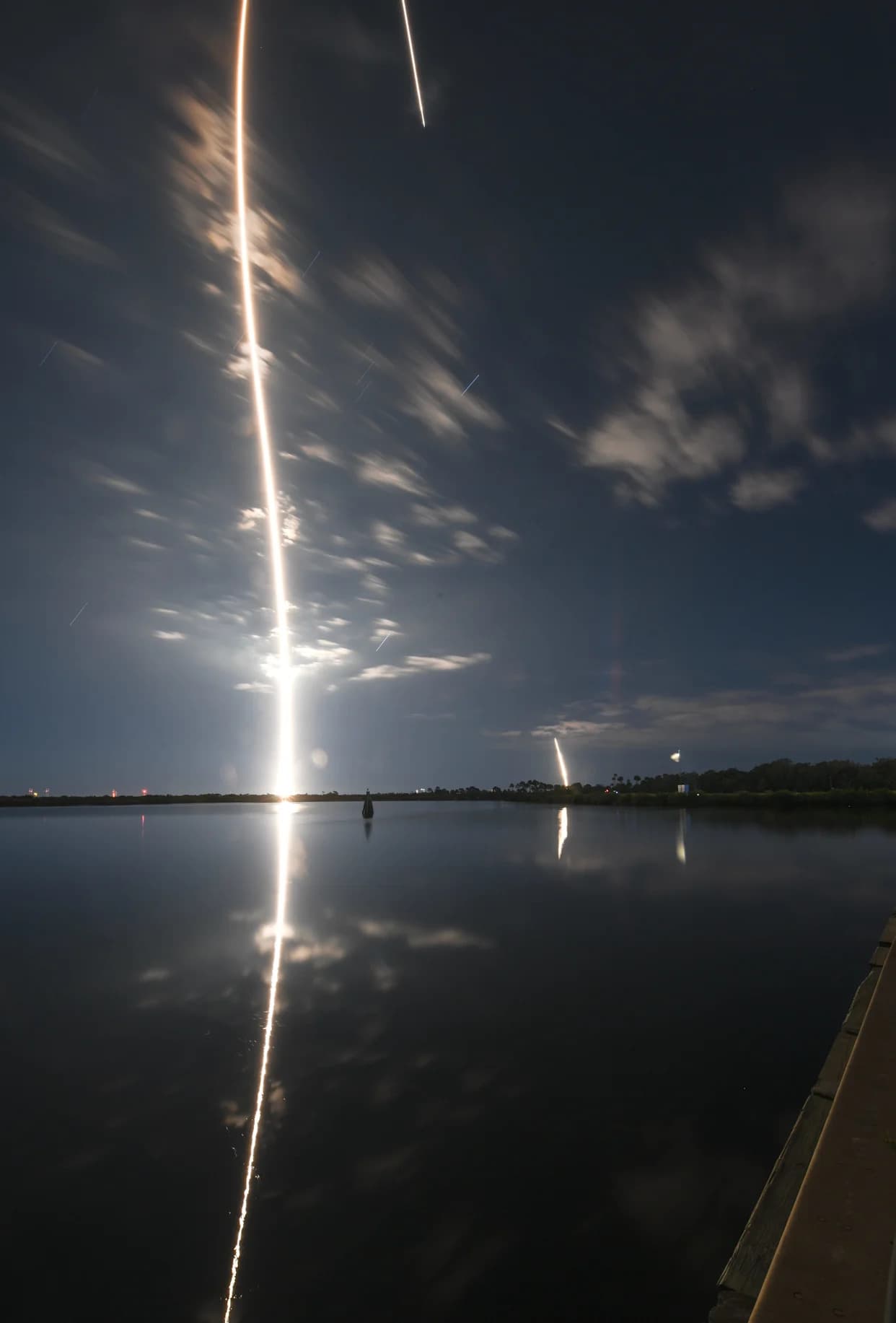 Impresivne fotografije: noćno lansiranje SpaceX misije Bandwagon‑4 sa Kejp Kanaverala