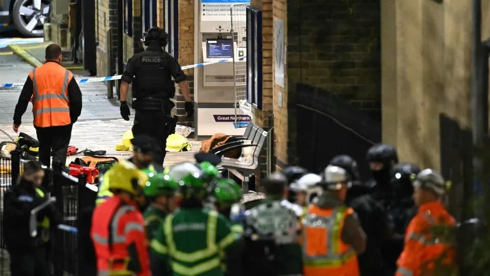 Policija isključila terorizam nakon ubadanja nožem u vozu — dvoje privedeno, dvoje u životnoj opasnosti