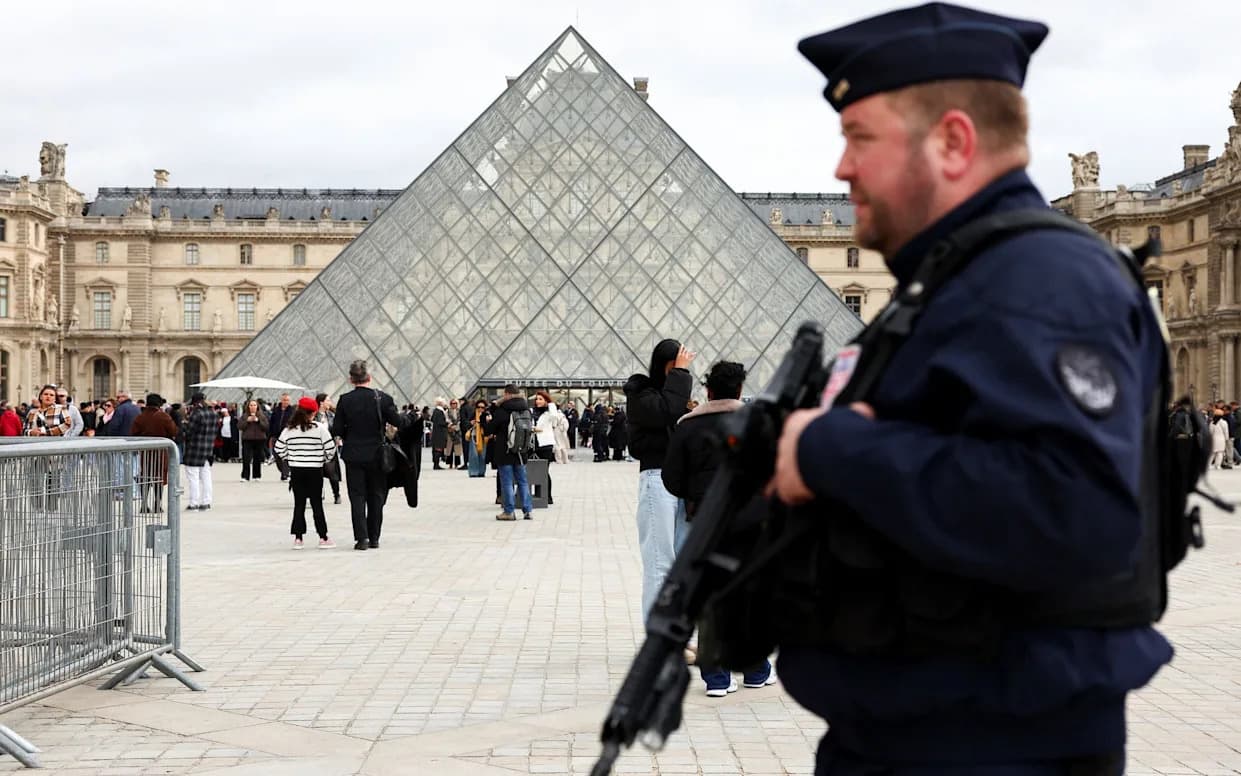 Pljačka u Luvru za 7 minuta: nakit vredan £76M, osumnjičeni sitni prestupnici iz Seine‑Saint‑Denisa