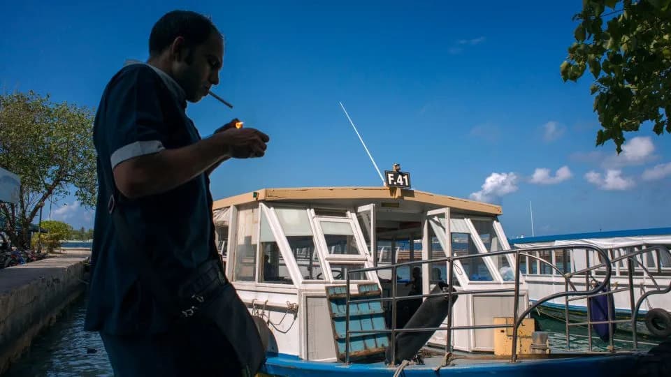 Maldivi uvode generacijsku zabranu pušenja — zabranjeno za rođene posle 1. januara 2007.