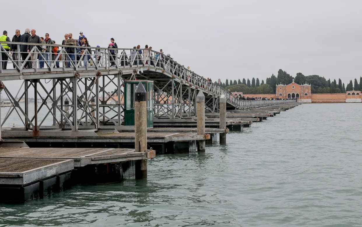 Venecija ponovo podigla plutajući most do ostrva-groblja San Michele za Dušni dan