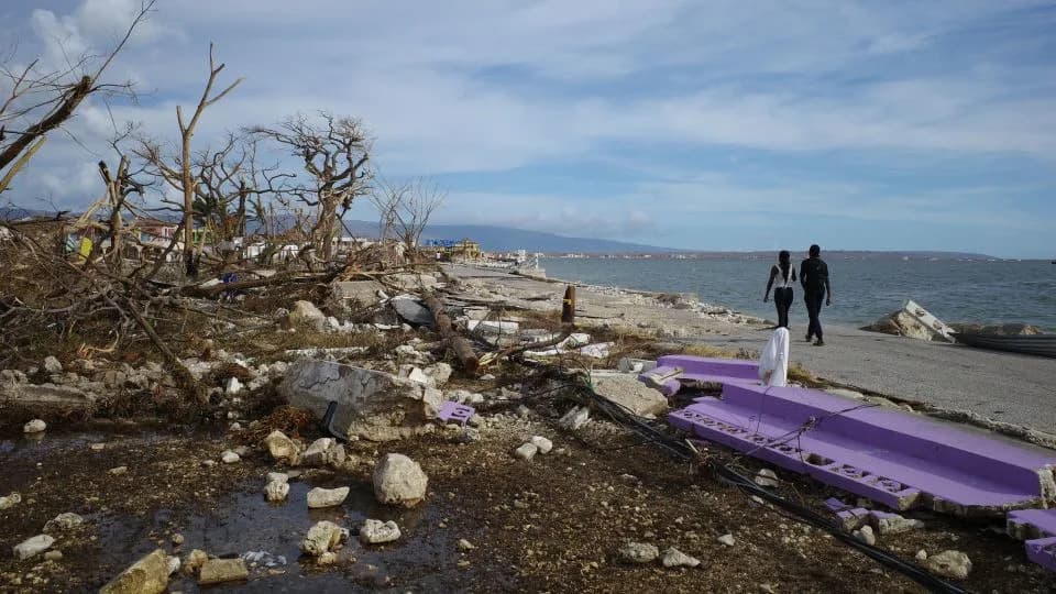 Jamajka posle uragana Melisa: preživeli pokušavaju da pokrenu oporavak dok čekaju pomoć za žive — i mrtve