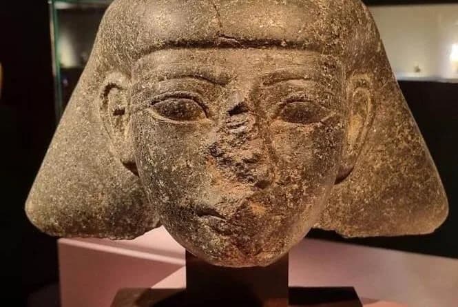 Nizozemska vraća 3.500 godina staru kamenu glavu Egiptu — pronađena na sajmu u Mastrihtu