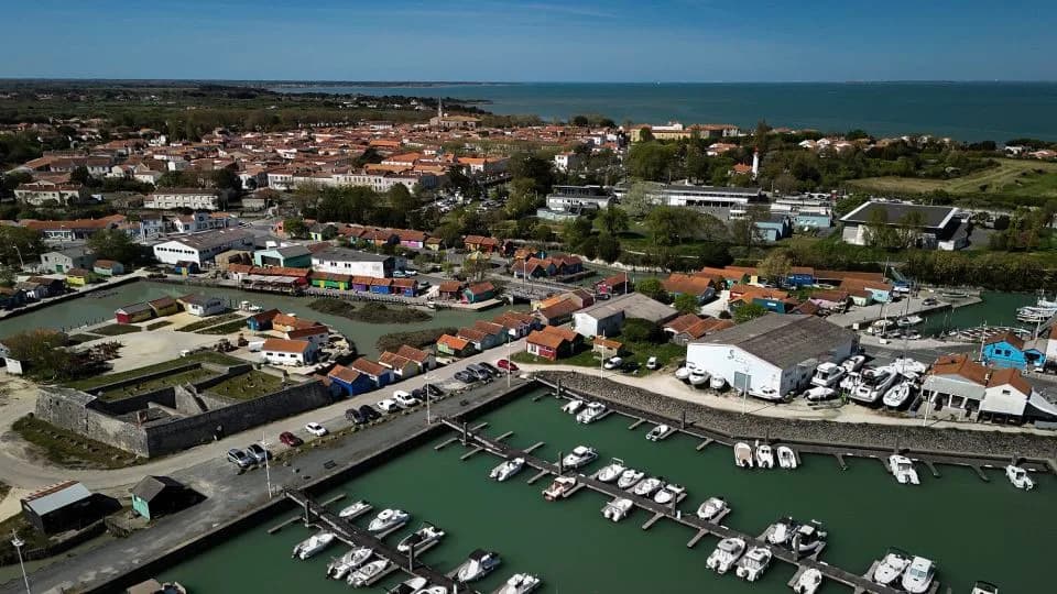 Vozač udario prolaznike na ostrvu Oleron — 10 povređeno, istraga pod nadzorom antiterora