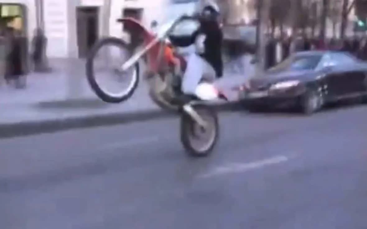 Motociklista iz viralnih snimaka osumnjičen za pljačku Luvra — „Doudou Cross Bitume” povezan s plenom od €88m