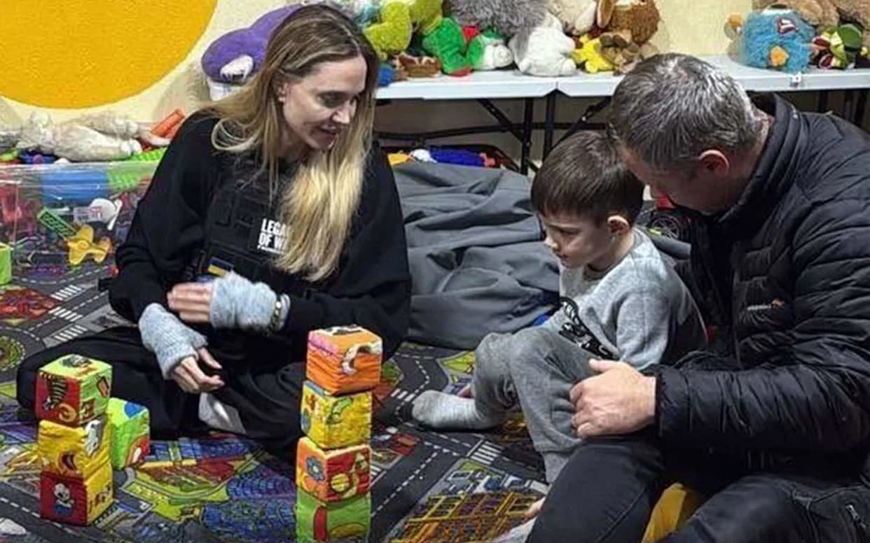 Neočekivana poseta Angeline Jolie Ukrajini: vozač zadržan na kontrolnom punktu pa pušten