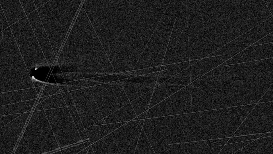 Kometa Lemmon pod mrežom satelitskih tragova — kako amaterski astrofotografi spasavaju snimke