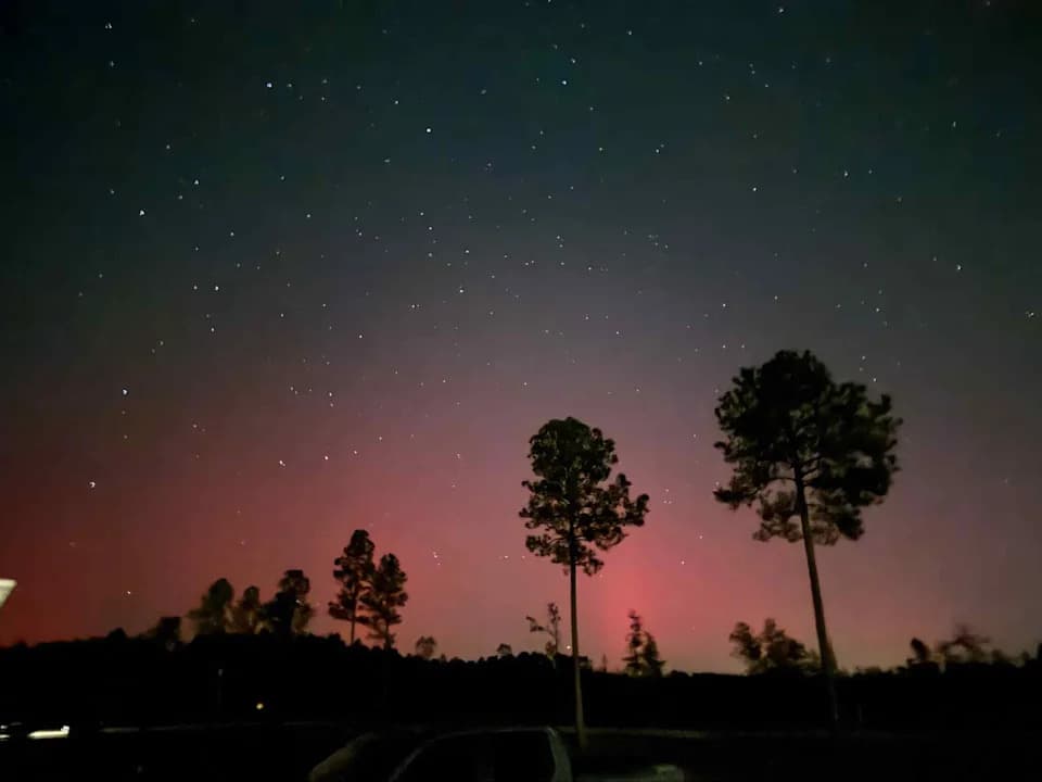 Severna svetlost zasijala nebo — NOAA upozorava na moguće snažne solarne oluje