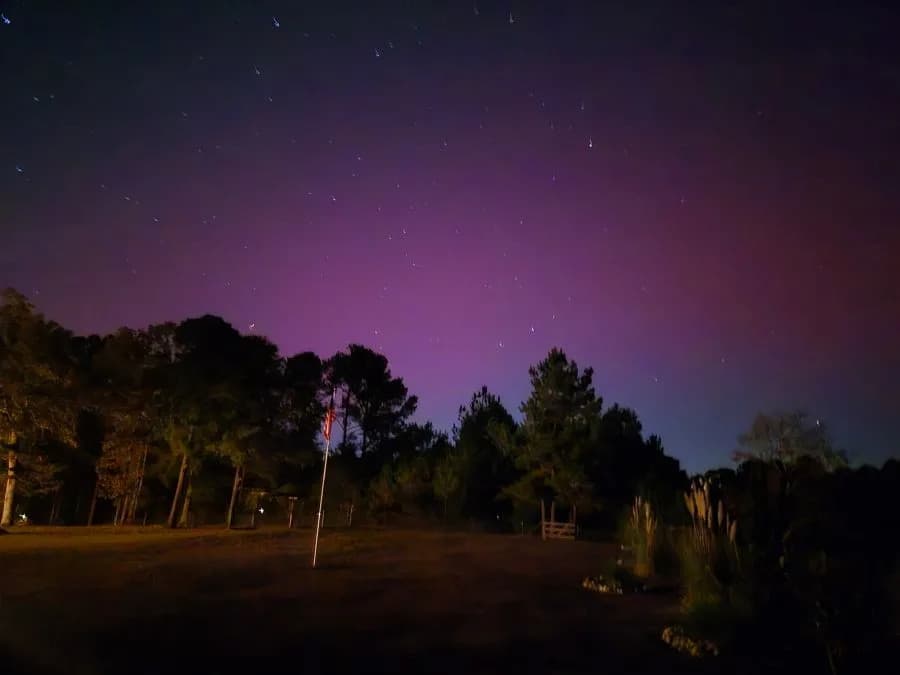 Zapanjujući prizor: Severne svetlosti obasjale nebo nad The Wiregrass — fotografije iz Kinseyja