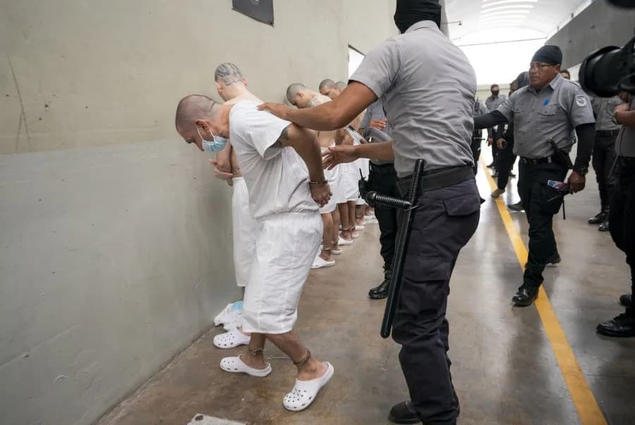 HRW: Venezuelanci deportovani iz SAD sistematski mučeni u salvadorskom zatvoru CECOT