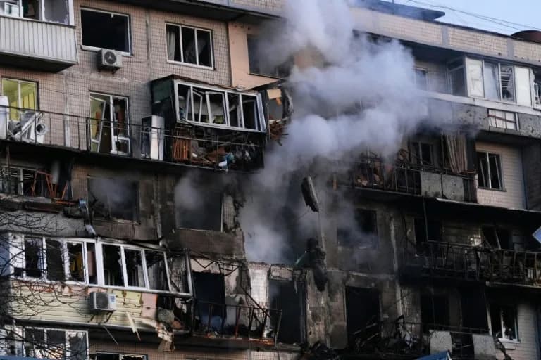 Četiri poginula u „odurnom“ noćnom udaru na Kijev — stambene zgrade, bolnica i ambasada oštećeni