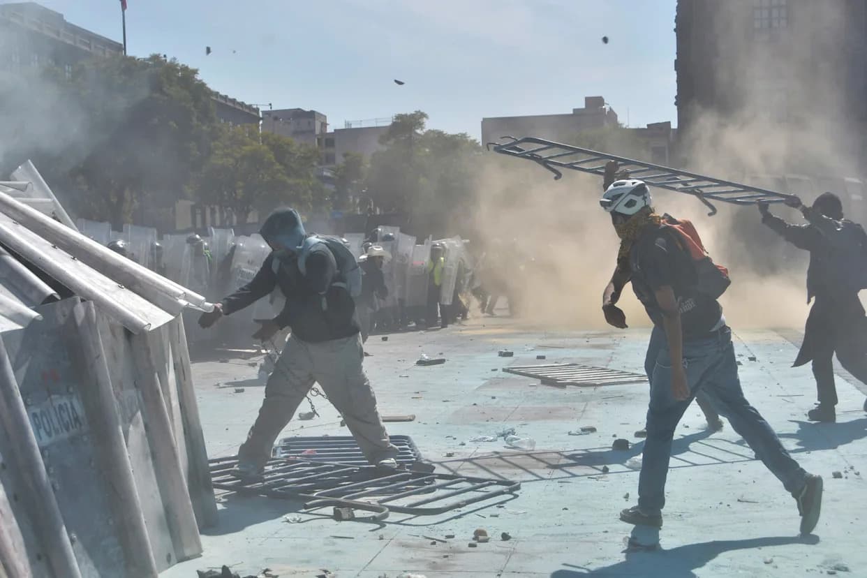 Generacija Z pokrenula proteste u Mexico Cityju: pretežno stariji opozicionari preuzeli skup, sukobi na Zócalu