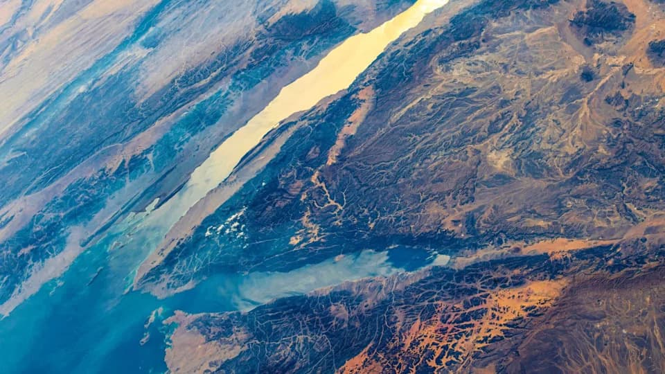 Zaliv Suez se i dalje širi — rift nije ugašen, već usporen (≈0,5 mm/god)