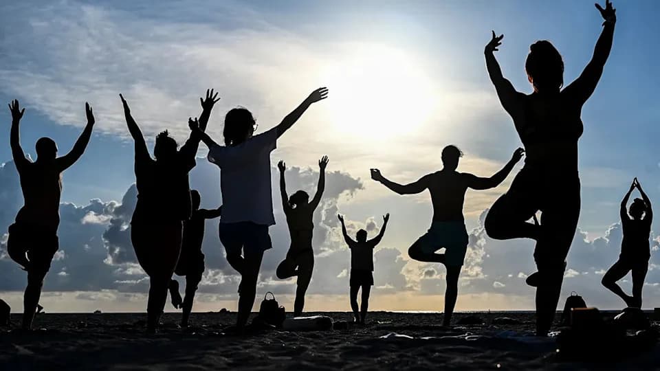 UKHSA: Eko-anksioznost pogađa mlade — preporučuju jogu, „klimatske kafe“ i zajedničke aktivnosti