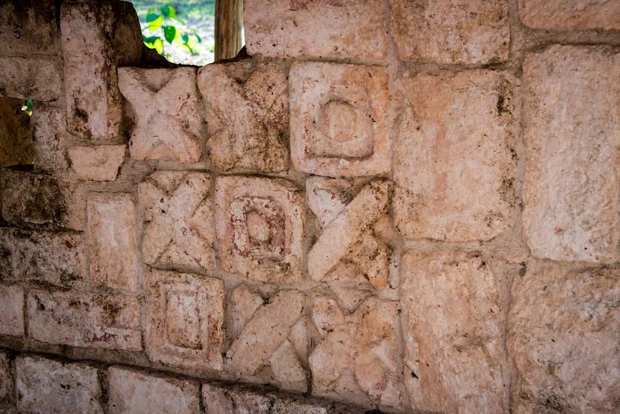 Otkrivena mozaik‑tabla majanske igre patolli ugrađena u pod kuće iz V veka