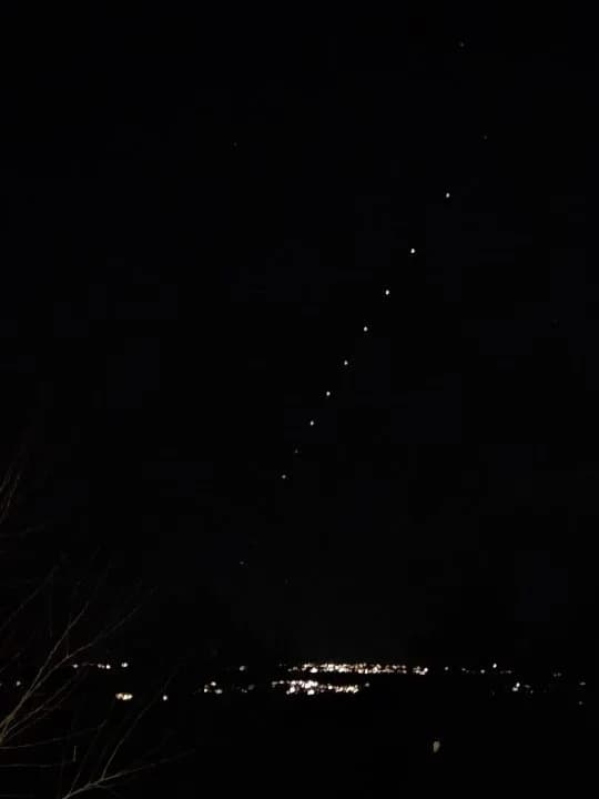 Šta je to na nebu iznad Kolorada? Linija svetala pokazuje Starlink satelite