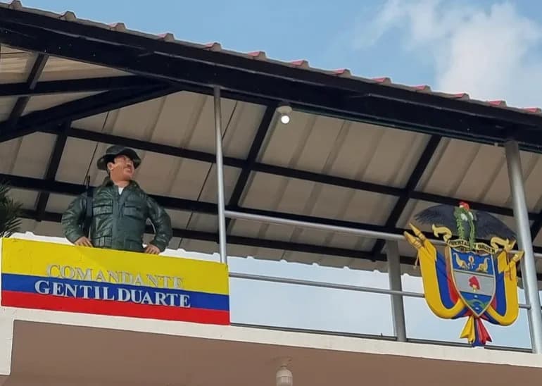 Kolumbija: Osam maloletnika poginulo u vladinim udarima — rastu optužbe i zabrinutost zbog prisilne regrutacije