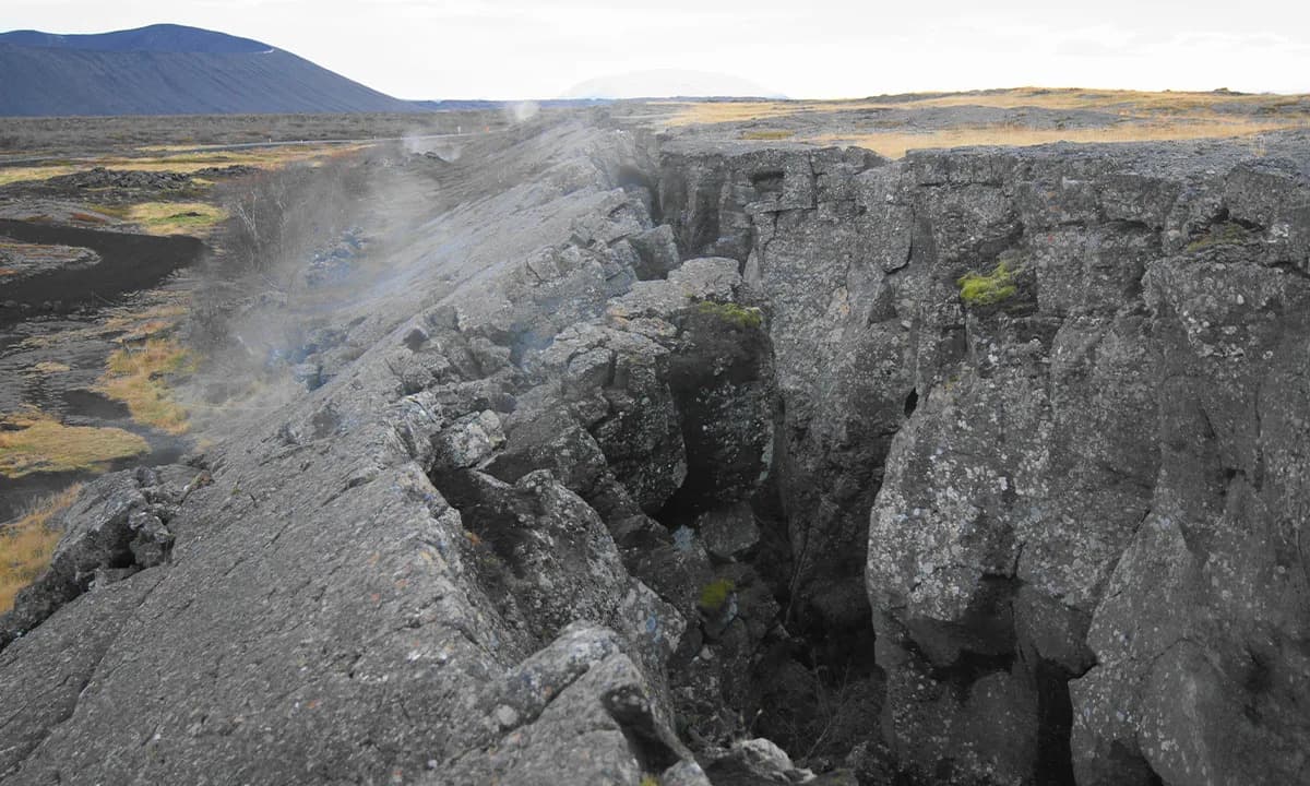 Kako se stene same „leče“ u dubokim rasjedima — otkriće koje objašnjava spore potrese