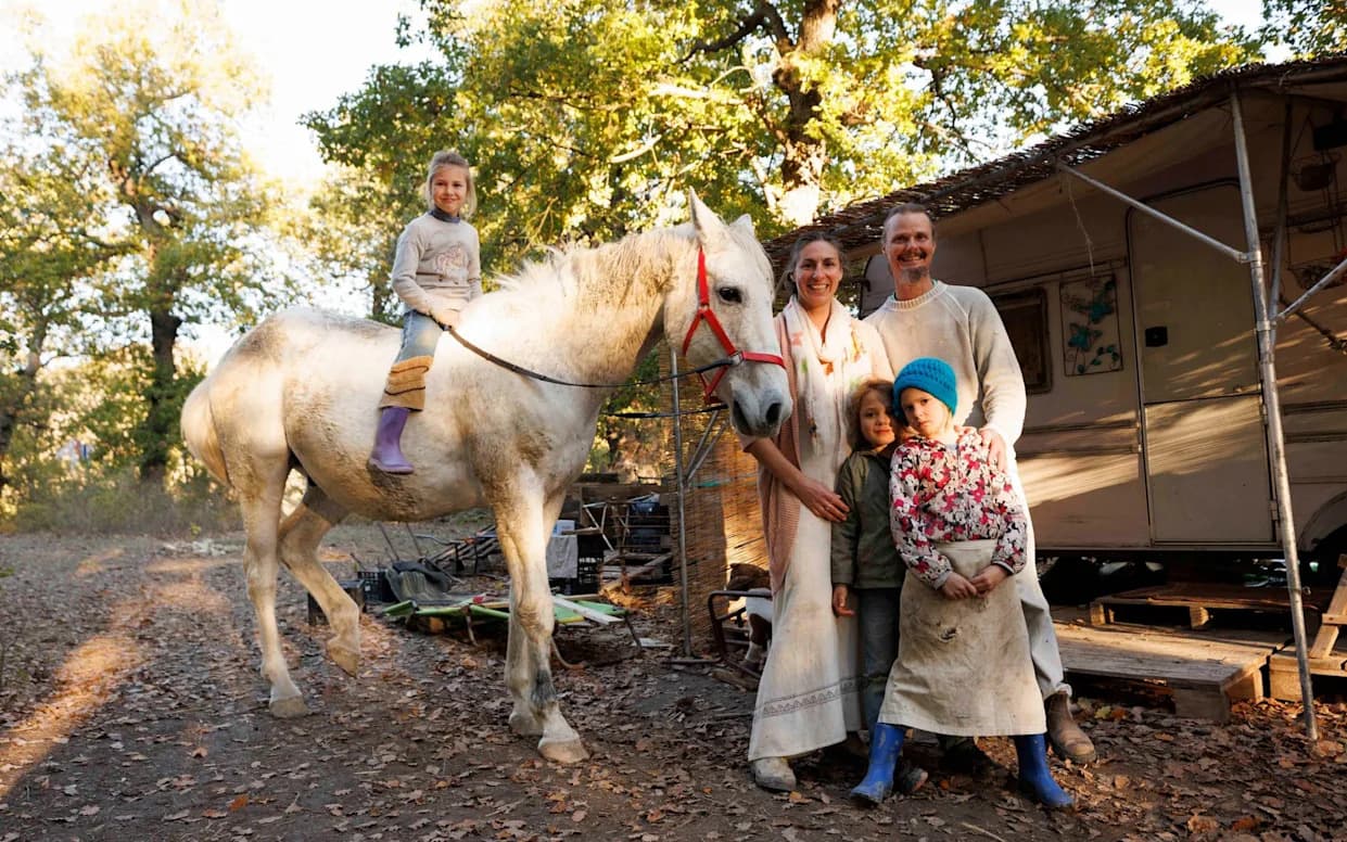 Italija oduzela troje dece porodici koja je živela van mreže u Abruzzu