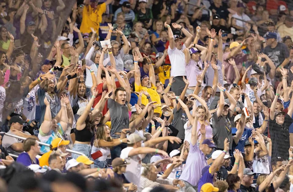 Krećite se, navijajte, plešite: kako izazvati kolektivnu radost ("we mode")