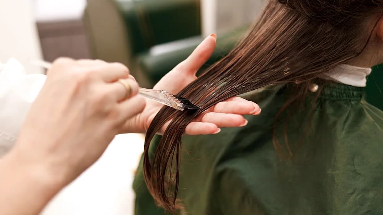 Keratin iz kose i vune kao potencijal za obnovu zubne gleđi — šta pokazuju laboratorijski testovi