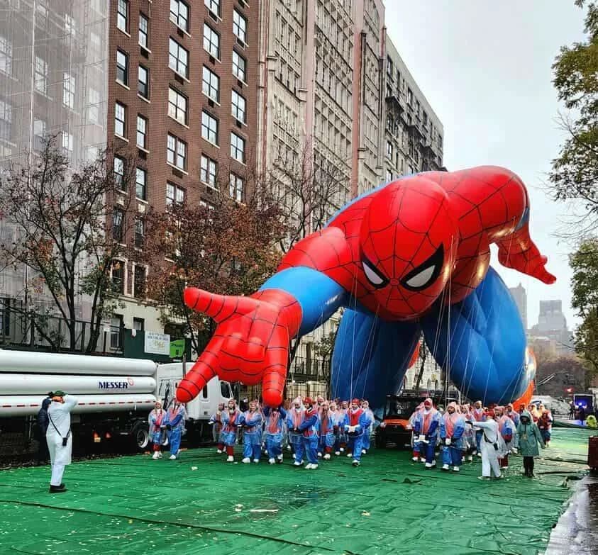 Mali Otis u Kanzasu: helijum iz malog grada drži balone Macy’s Parade na nebu