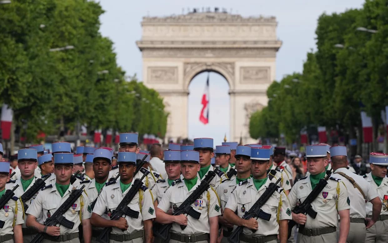Makron uvodi desetomesečnu dobrovoljnu službu uz naknadu do 10.000 € — cilj: 50.000 rezervista godišnje