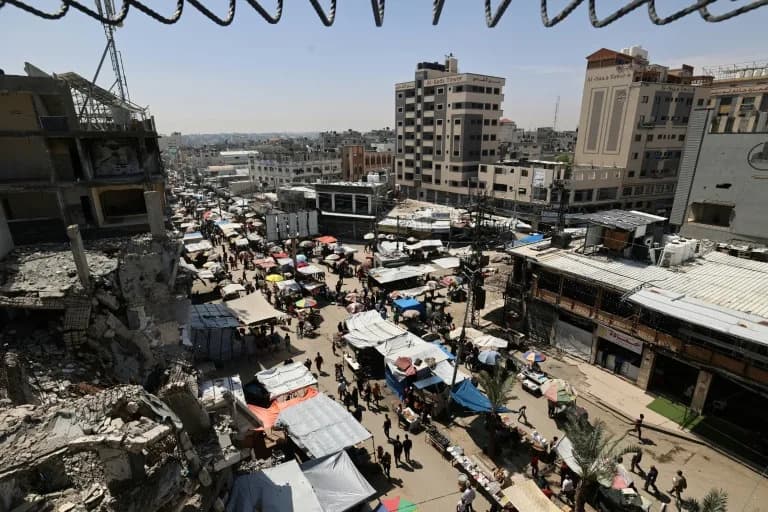 Lepkom i oštricom: kako Manal al‑Saadani popravlja poderane šekele u Gazi