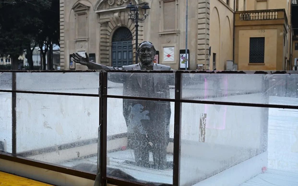 Skandal u Pesaru: udovica Pavarotija osuđuje klizalište oko bronzane statue, gradonačelnik morao da se izvinjava