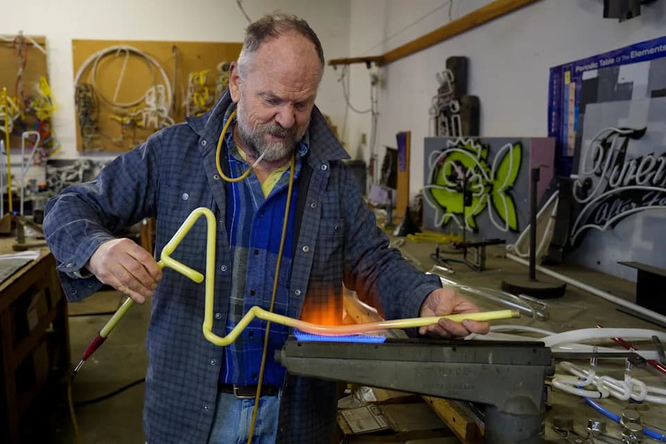 Nil Koner (Neal Conner) — „Neon Man“ koji pretvara staklo u svetlost Yudžina