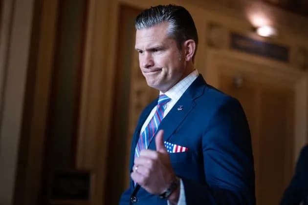 Bela kuća svalila krivicu na admirala nakon ubistva preživelih sa navodnog broda za drogu — optužbe o ratnom zločinu