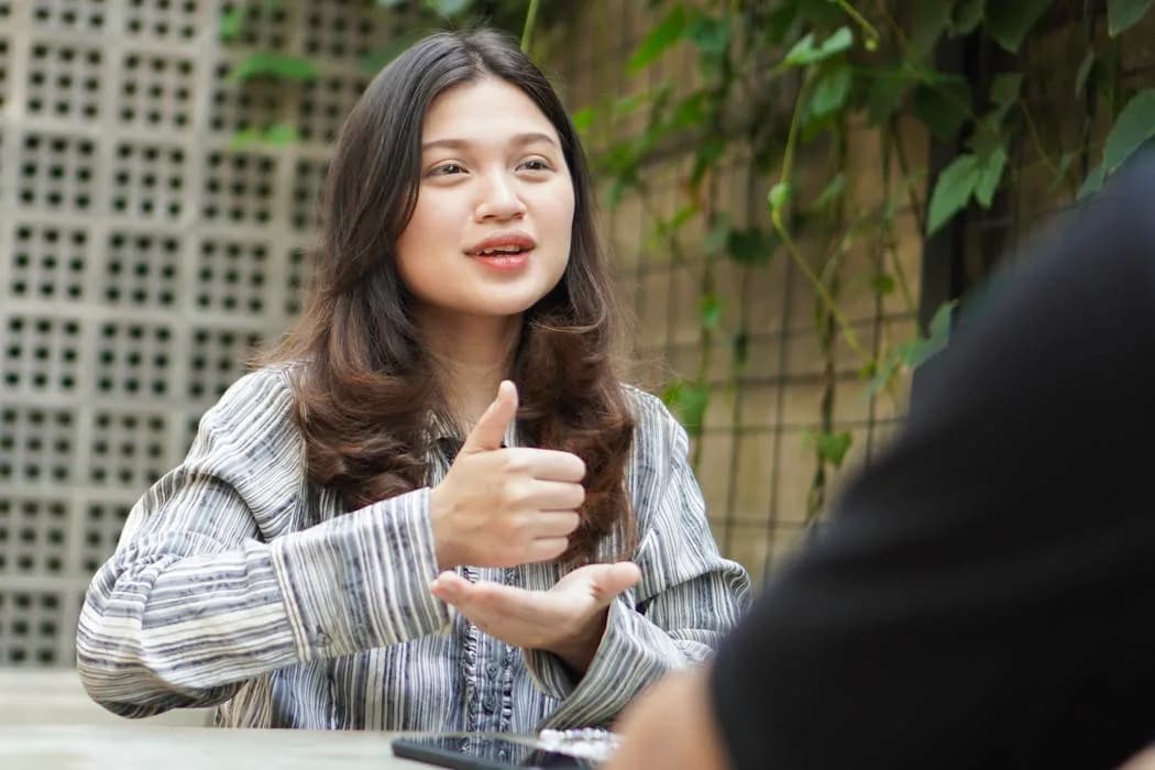 Kako Pokreti Ruku Čine Vašu Poruku Jasnijom i Ubedljivijom — Novo Istraživanje