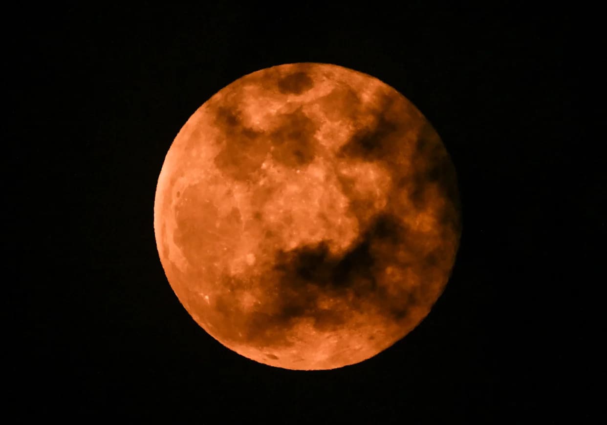 Zašto Mesec Večeras Izgleda Tako Velik? Decembarski „Hladni“ Supermesec i Geminidi 2025.