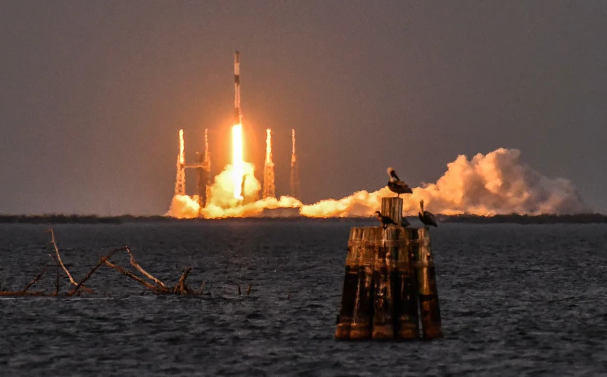 Pelikani Gledaju Lansiranje: Impresivna Foto‑Nedelja Sa Falcon 9 i Starlink Satelitima
