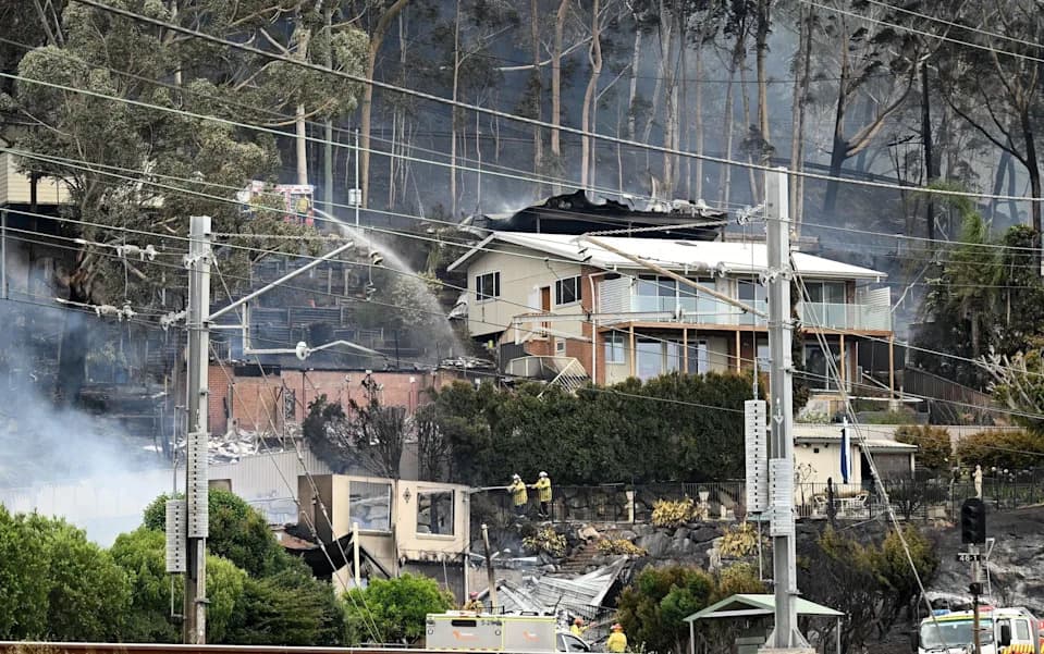 Razorni požar u Koolewongu: hitna evakuacija, do 16 domova uništeno