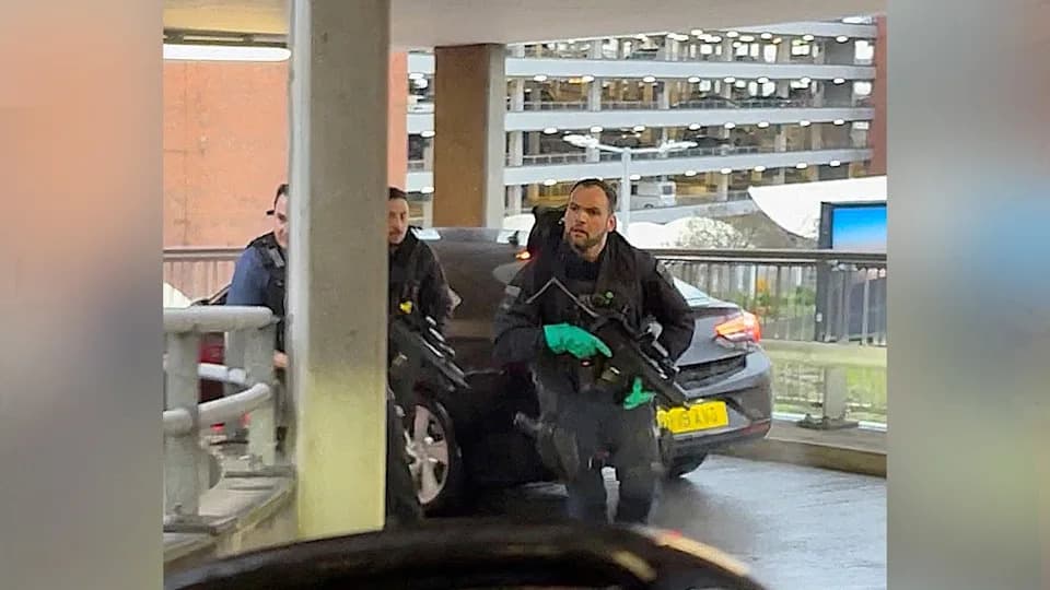 Trogodišnje dete među 21 žrtvom: Pljačka i prskanje suzavcem u garaži na Heathrowu