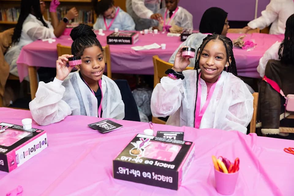 HBCU Diplomka Podučila Više Od 3.000 Devojčica Kozmetičkoj Hemiji i Otvorila STEM Učionicu u Tulsi