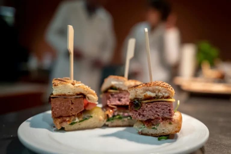 U Briselu Se Raspravlja: Da Li Nazivi „Burger“ i „Kobasica“ Treba Da Budu Rezervisani Za Meso?