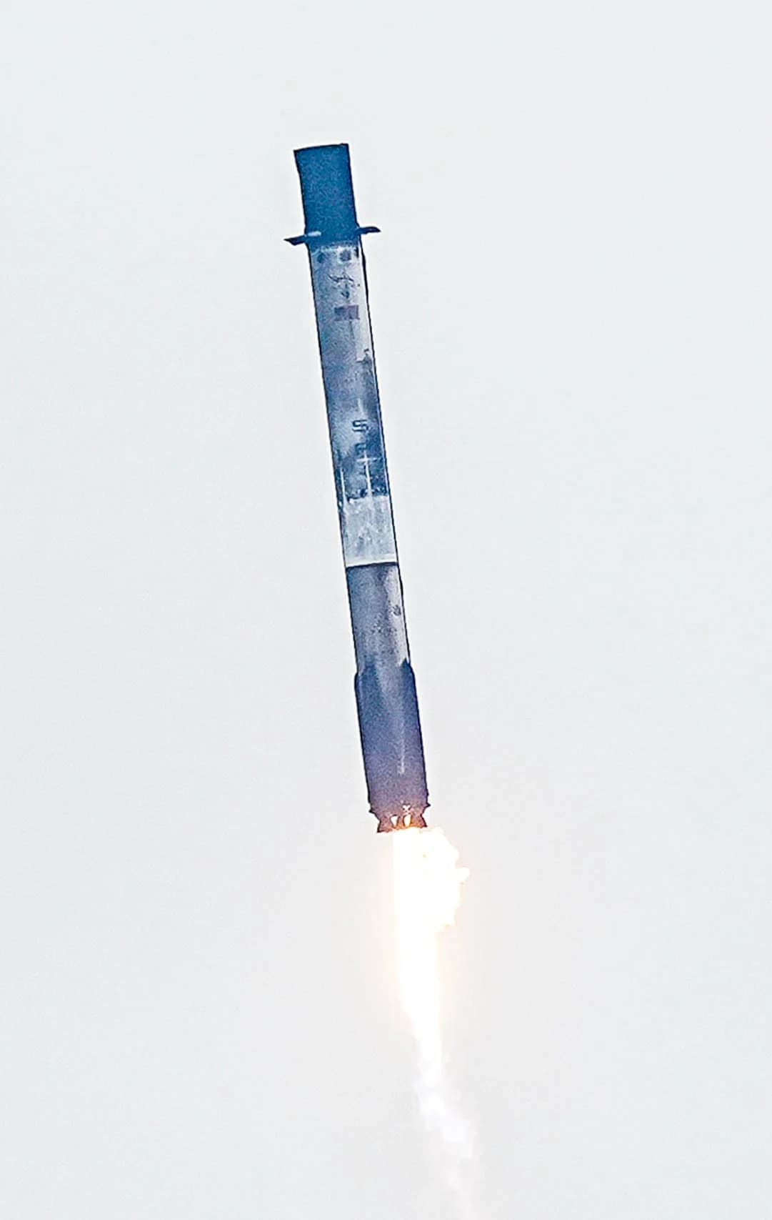 Pogledajte Fotografije: SpaceX Lansirao NROL‑77 — Booster Sleteo u Oblačnom Brevardu Uz Sonične Udare