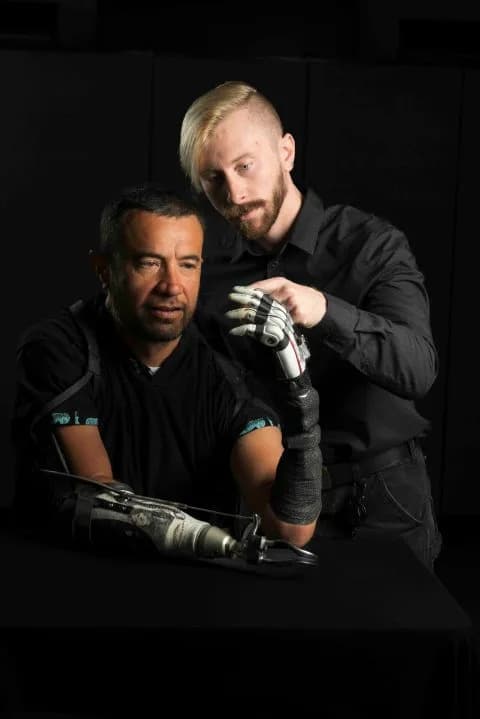 Nova AI Protetička Ruka Sa „Otiscima Prstiju“ Uči Da Hvata Predmete Kao Čovek