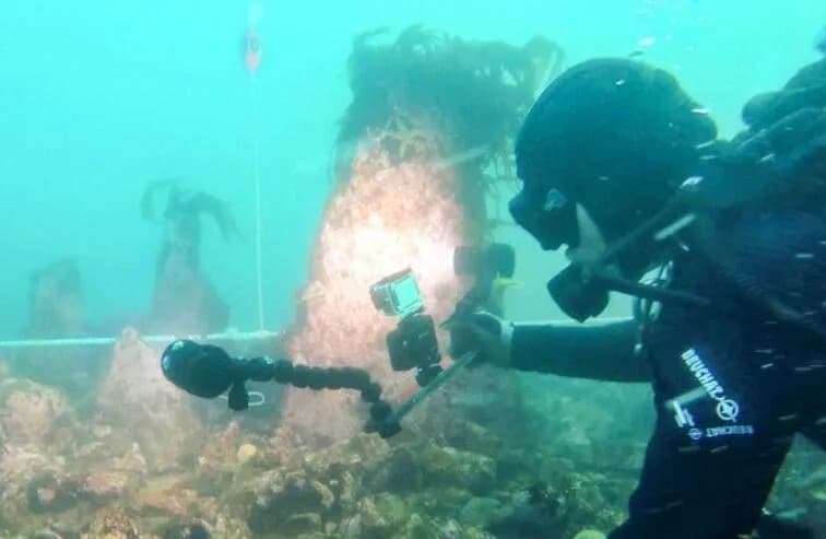 Otkriven 7.000 Godina Star Podvodni Zid Dug 122 m Kod Ile de Sein — Moguća Preteča Megalita