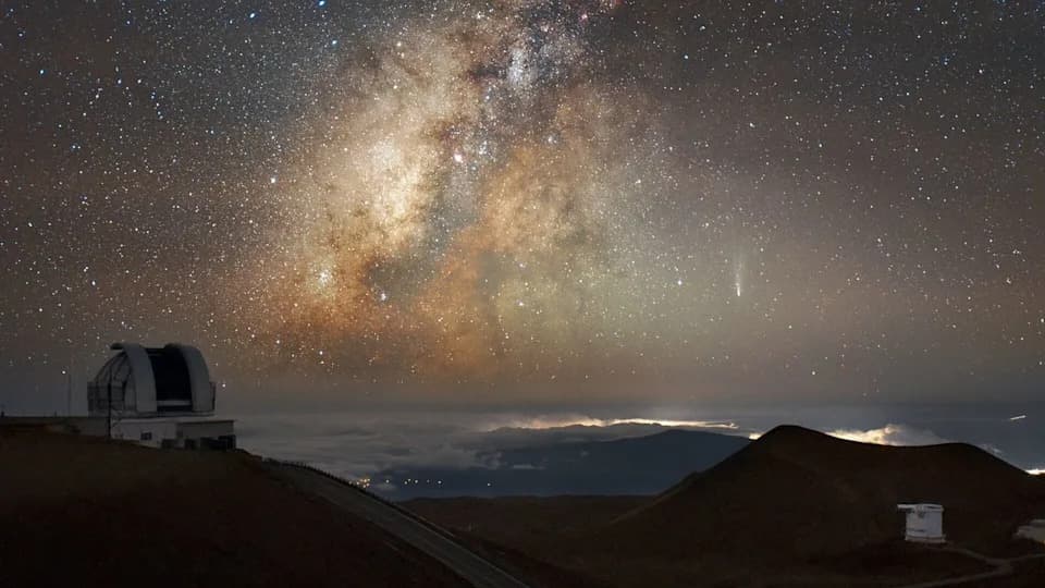 Spektakl Nad Mauna Kea: Kometa Lemmon I Mlečni Put Vidljivi Golim Okom