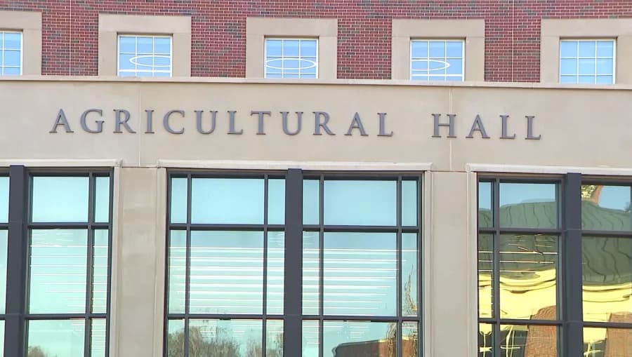 Otac I Sin Iz Stillwatera Istražuju Tajne Tla: FFA Učenik Mjeri Pšenicu Uz Pomoć Pedologa Sa OSU