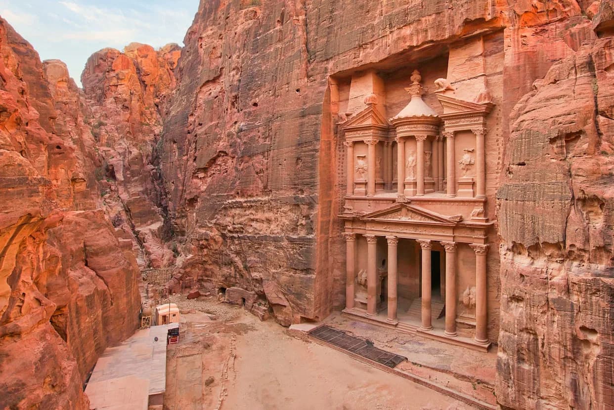 Grobnica Ispod Khazneha u Petri: Pronađeno 12 Skeletnih Ostataka I Retki Artefakti Stari Preko 2.000 Godina