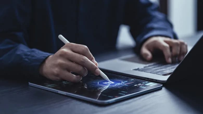 Poezija Protiv Čatbota: Kako Stihovi Mogu Zaobići AI Bezbednost — I Zašto Je To Opasno