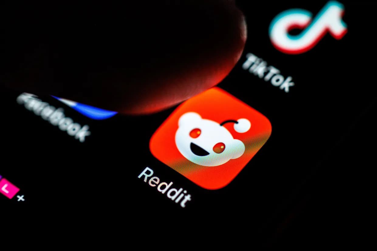 Reddit Tuži Australiju: "Nismo Društvena Mreža, Već Skup Javnih Foruma" — Šta To Znači Za Tinejdžere i Slobodu Govora