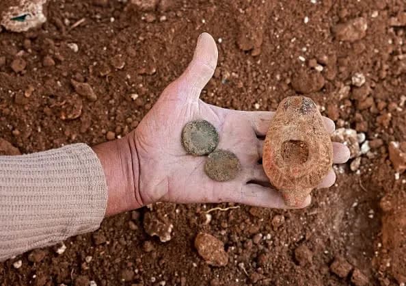 Retka hasmonejska lampa i stilus iz perioda Drugog hrama pronađeni kod Jerusalima tokom prve noći Hanuke