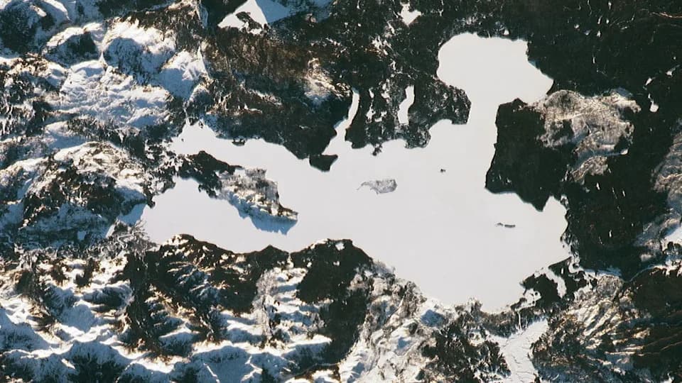 Astronaut snimio Yellowstone Lake prekriven debelim snežnim pokrivačem — vrele dubine pod ledom