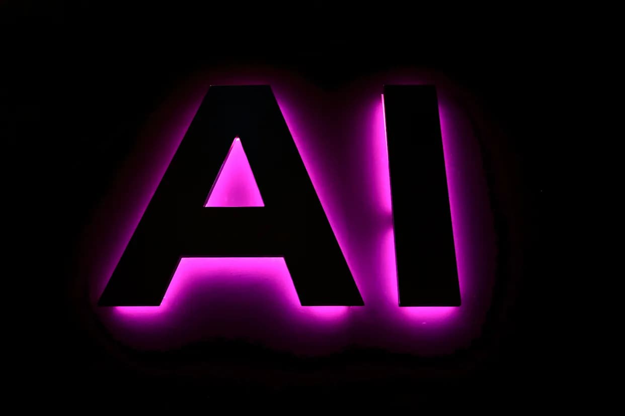 Može li AI stvoriti „svet bez rada“? Šta znači pojam «AI obilje» i kako će uticati na posao