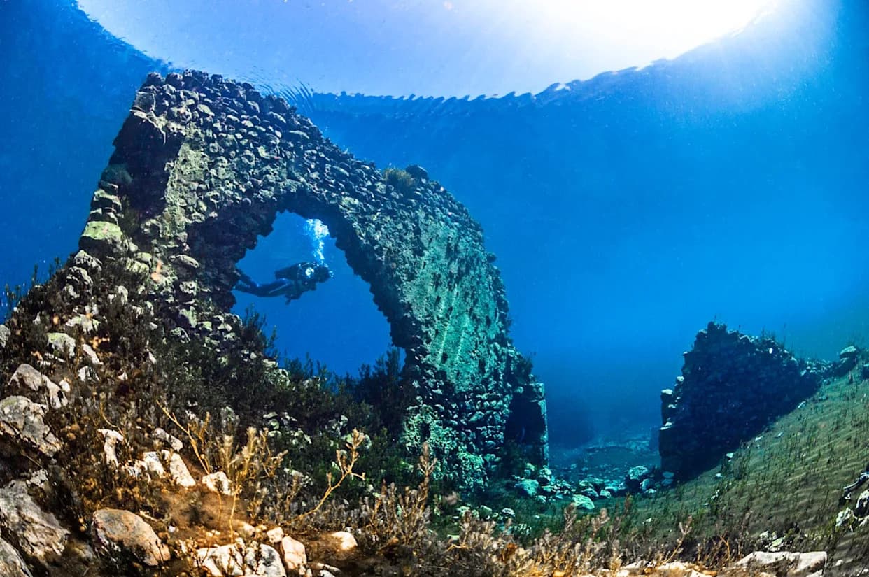 Otkriven Potopljeni Megalitski Zid Star 7.000 Godina Kod Île de Sein — Moguća Veza Sa Legendom O Gradu Is